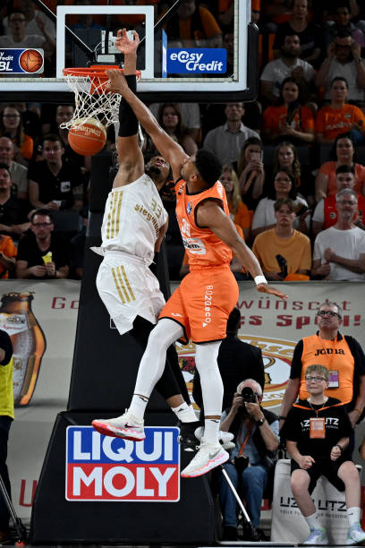 凭借全队健 凭借全队健